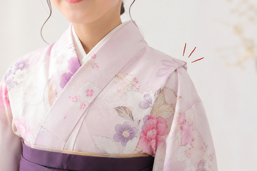 着物の肩部分を折って縫い上げサイズ調整した肩身揚げの例